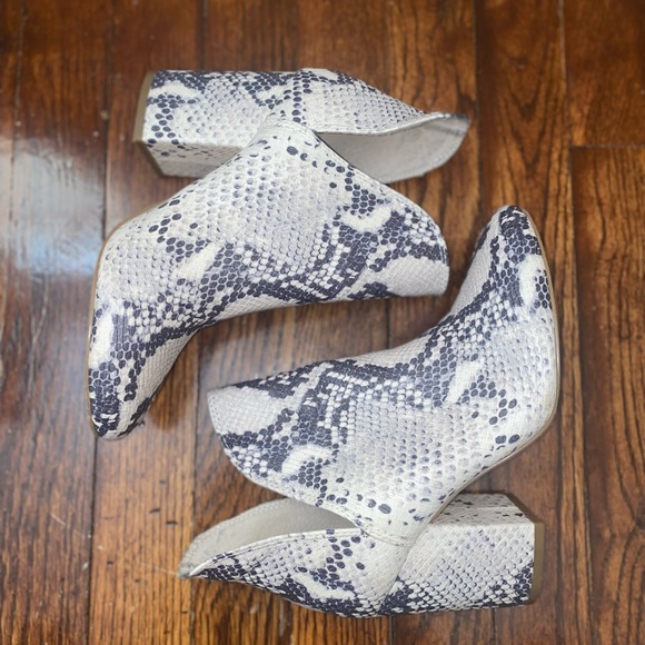 Steve Madden Snakeskin booties - Picture 1 of 4